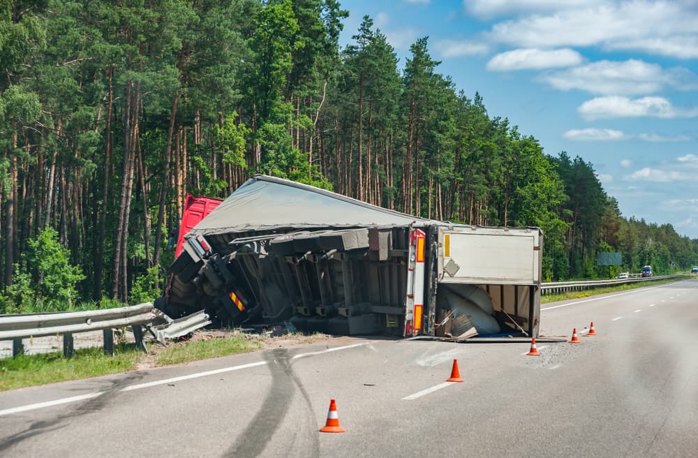 A rollover truck accident occurred on the autobahn, causing a crash and disrupting transportation.