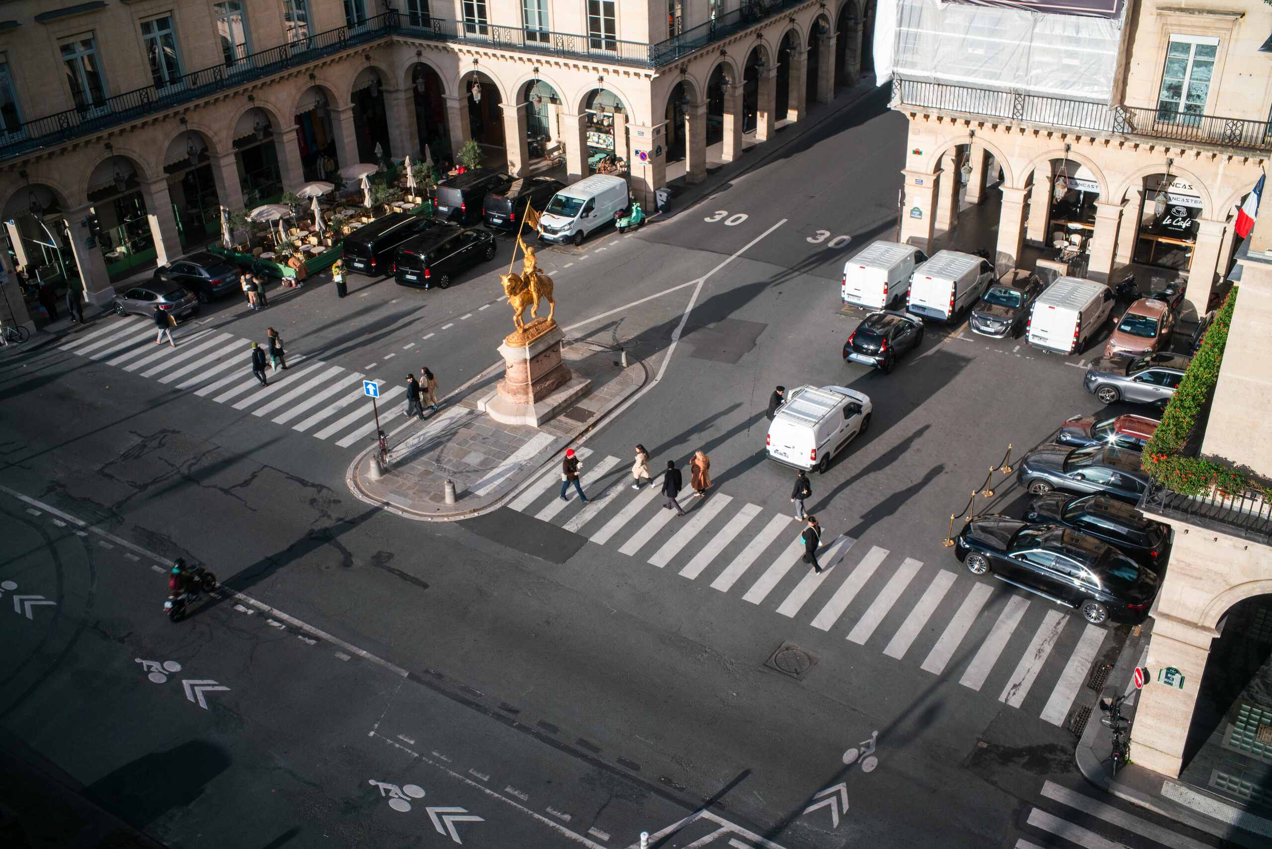 Aerial view of pedestrians using multiple crosswalks at a busy intersection, showing how right of way works in Florida.