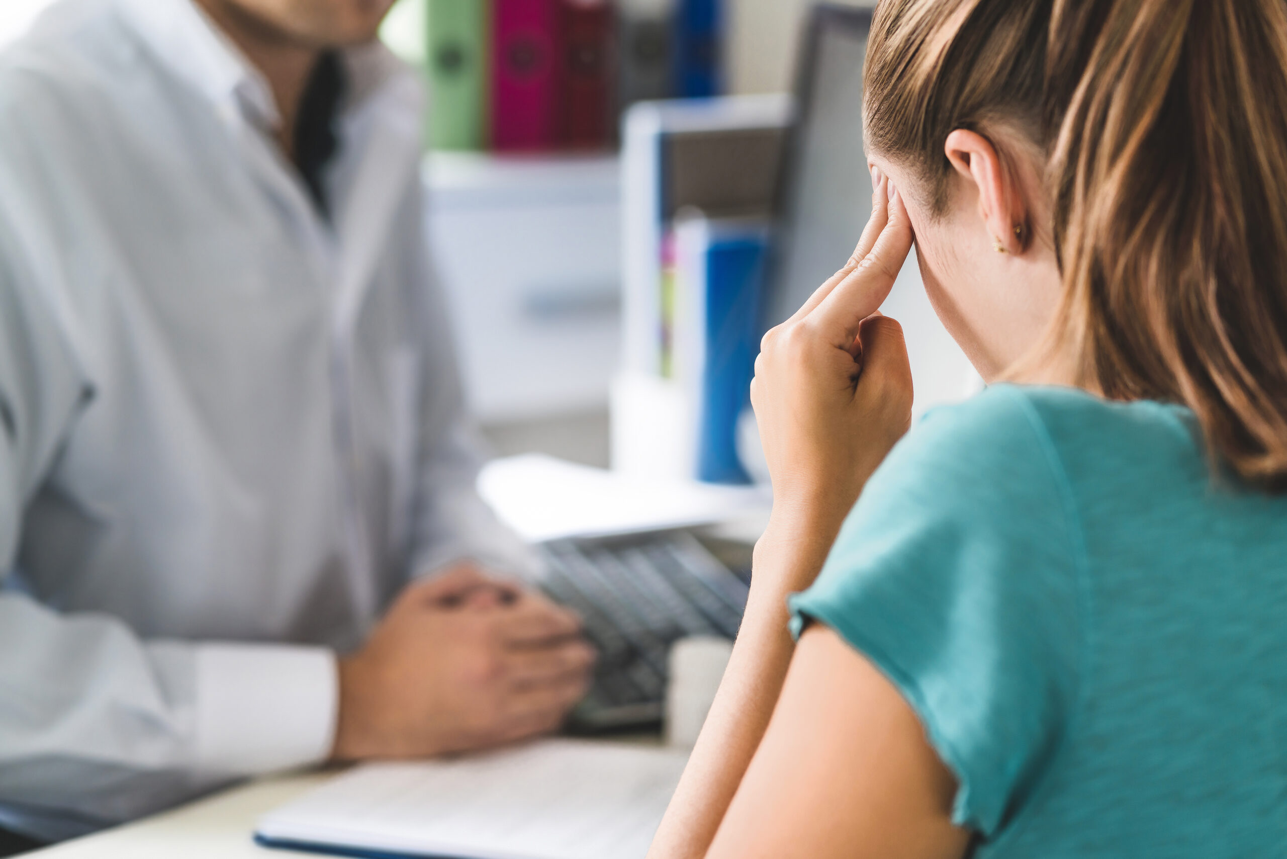 Patient discussing head injury symptoms with a physician during a Florida traumatic brain injury evaluation