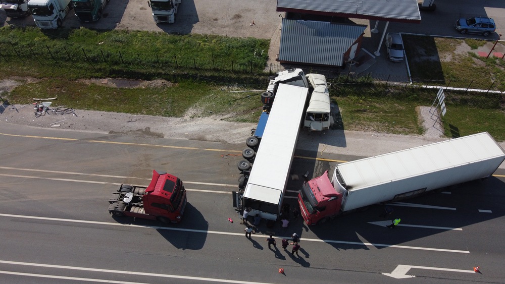 Aerial view of a serious semi truck collision on a highway in Boca Raton showing overturned trailers and emergency responders at the scene of a truck accident